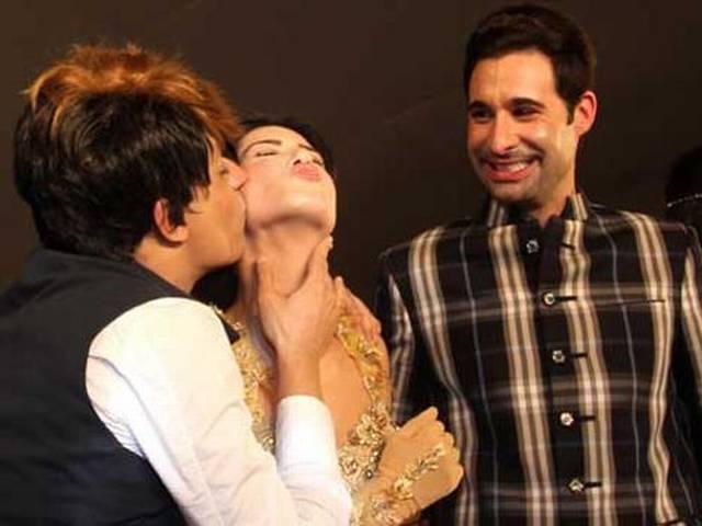 OMG! जब पति के सामने रोहित ने किया सनी लियोनी को किस suuny_leone_kiss__rohit