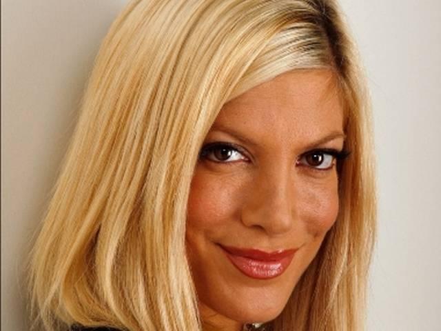 टोरी स्पेलिंग ने सोशल नेटवर्किंग साइट्स पर अपना नाम बदला tori_Spelling_twitter_instagram