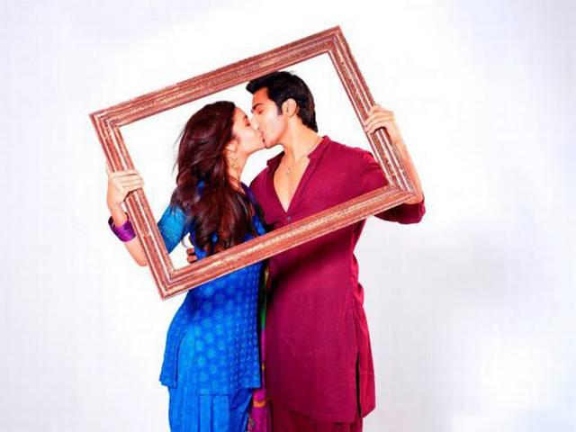 आलिया भट्ट ने किया वरुण धवन को प्रपोज alia_propose_varun_dhawan_before_live_audience