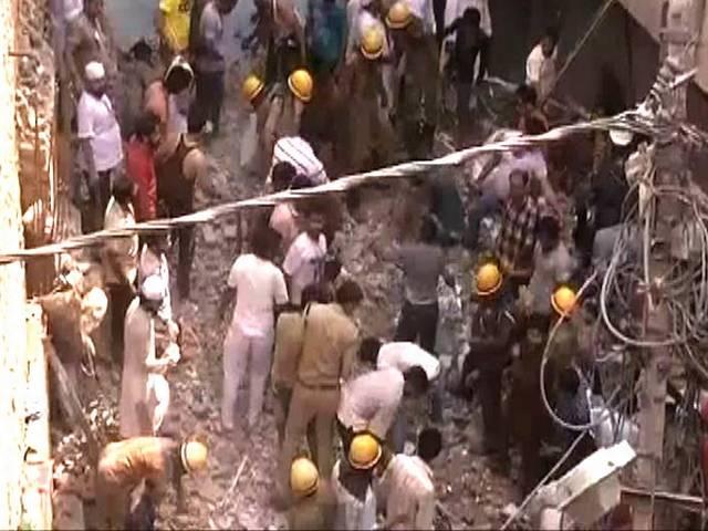 दिल्ली में बिल्डिंग गिरने से मरने वालों की संख्या हुई दस, लापरवाही के आरोप में एमसीडी के दो इंजीनियर सस्पेंड death_delhi_buildingcollapse