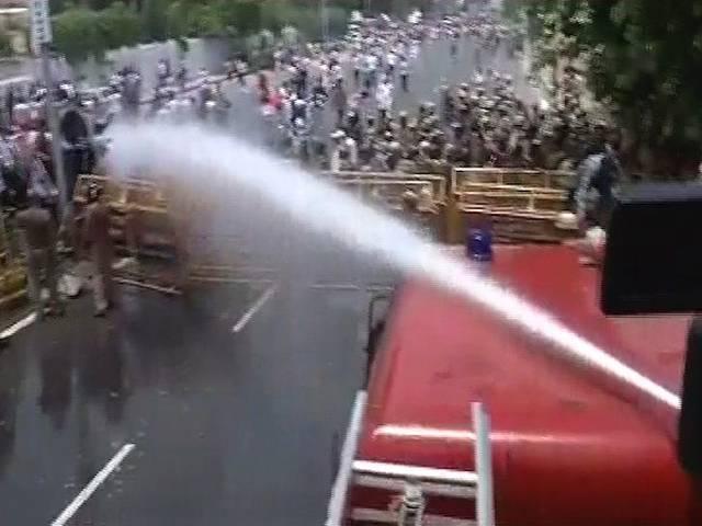 यूपी: लखनऊ में बिजली की किल्लत के खिलाफ बीजेपी का प्रदर्शन up_electricity_bjp_protest