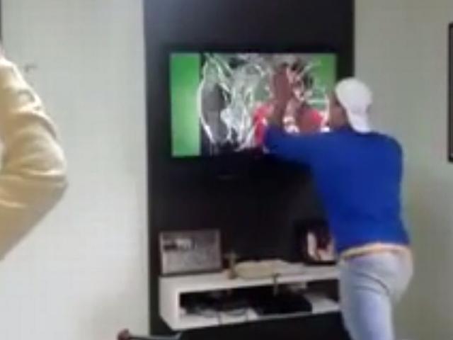 ब्राजील के प्रशंसक ने टीवी फोड़ा, वीडियो हुआ वायरल brazil fans_broken tv