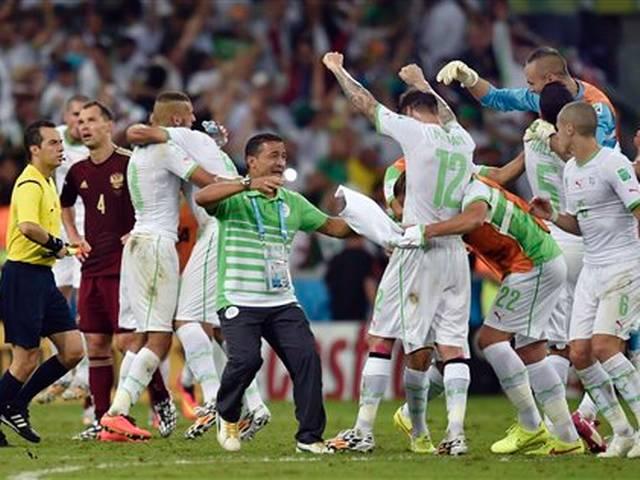 विश्व कप के मैच में आतिशबाजी के लिये अल्जीरिया पर जुर्माना FIFA_ALGIRIA_FINE