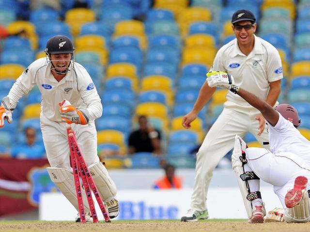 आउट होते ही नया रिकॉर्ड बना गए चंद्रपाल Shivnarine Chanderpaul_stump_most test