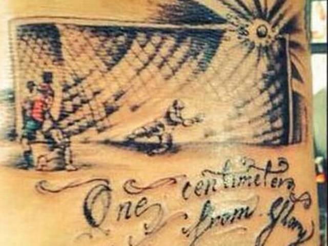 हार को शरीर पर उतार लिया चिली के पिनिल्ला ने Chile striker Mauricio Pinilla gets tattoo of agonising last-minute shot that hit that bar against Brazil