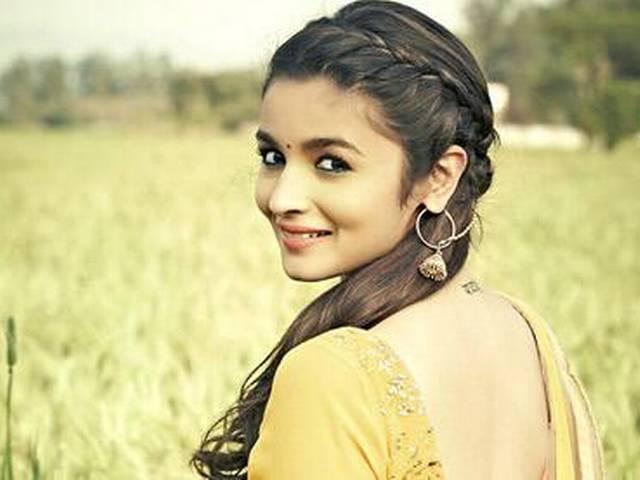 आलिया ने अब 'समझावां अनप्लग्ड' गाया alia_sing_song
