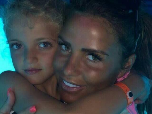 'तब मैं सात साल की थी पर मेरे साथ गलत करने वाला आज तक नहीं पकड़ा गया' _katie price _child _molestation
