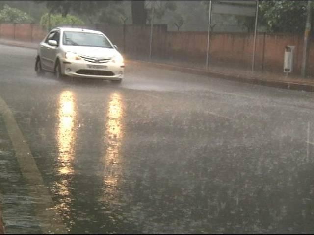 मानसून की दस्तक के साथ तेज बारिश, मुंबई में हाल बेहाल तो दिल्ली में मिली गर्मी से राहत delhi_mumbai_rain