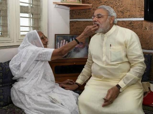 अपनी मां के साथ नरेंद्र मोदी की फोटो मेरी फेवरेट है: फेसबुक सीओओ namo_maa_facebook