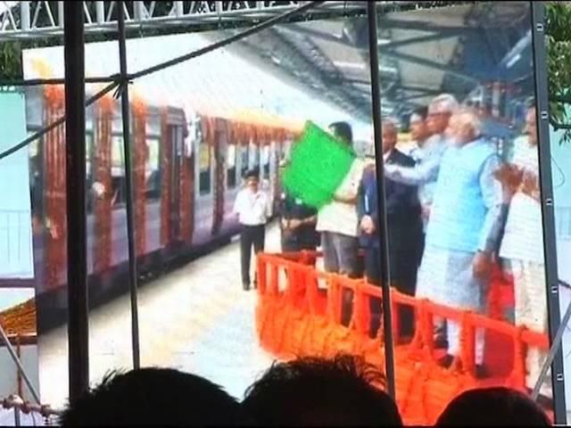 मोदी ने दिखाई कटरा ट्रेन को हरी झंडी, कहा- जम्मू कश्मीर का दिल जीतना चाहते हैं pm_modi_katra_train