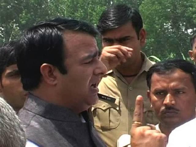 मुरादाबाद: रोक के बावजूद महापंचायत पर तुले बीजेपी के सांसद-विधायक हिरासत में लिए गए muradabad_tension_bjp_protest