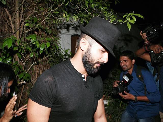 यहां कोई भी शाहिद को नहीं पहचान रहा है! none_know_shahidkapoor_in_kashmir_newlook