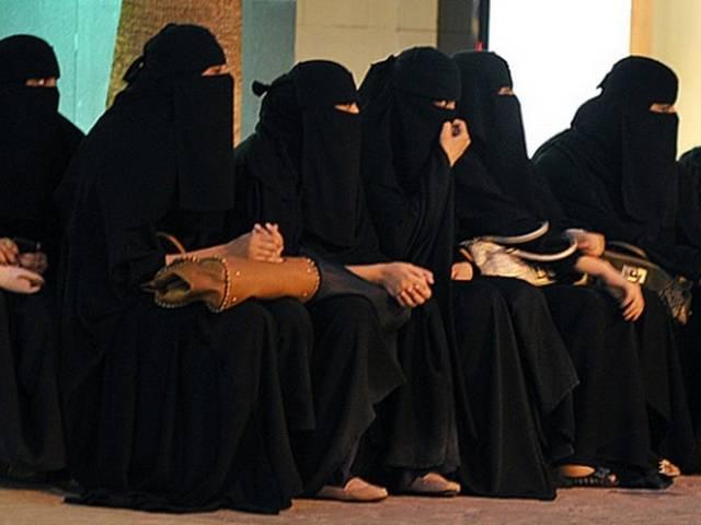 शादी नहीं कराने पर माता-पिता को अदालत में घसीटा saudi_arabia_women_family_court