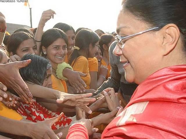 राजस्थान की सीएम वसुंधरा राजे ने मनरेगा को स्कीम में बदलने की दी सलाह, शुरू हुआ विरोध upa_mnrega_vasundhara_bjp_modi_government