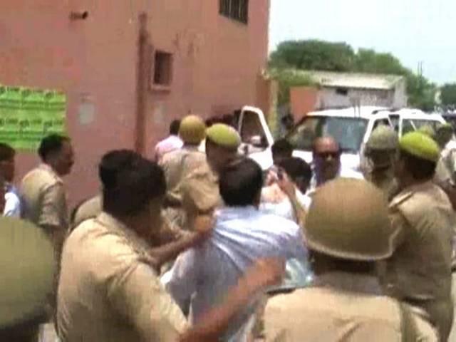 जब एसएसपी ने एडीएम को जड़ दिए दनादन कई थप्पड़ ssp_muradabad_adm_bjp_sp