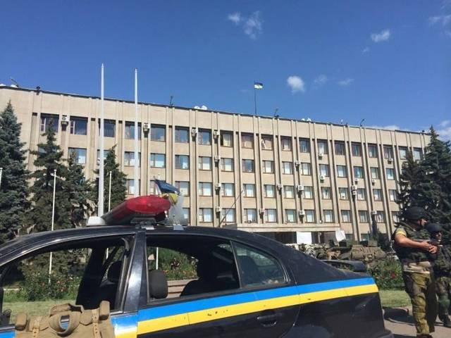 यूक्रेन ने रूस समर्थक गढ़ में फहराया झंडा Flag over the City Hall