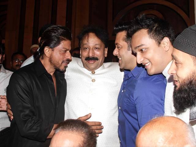 इफ्तार पार्टी में यूं गले मिले सलमान-शाहरुख salman_shahrukh_huged_each_other_baba_siddhaque_iftaar_party