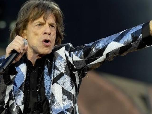 दो महिलाओं के साथ रंगरलिया मनाते दिखे 70 साल के यह सिंगर Mick_Jagger_reportedly_takes_two_girls_to_hotel_room