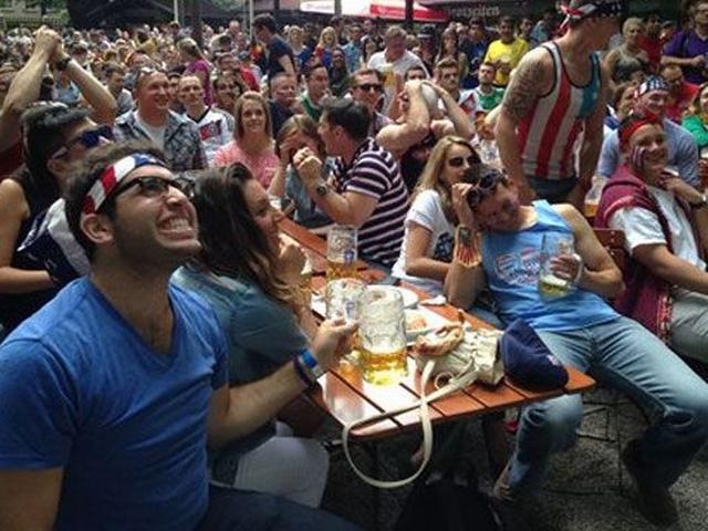 फुटबॉल विश्व कप: स्टेडियमों में बह रही है बीयर की नदियां beer flows at World Cup arenas