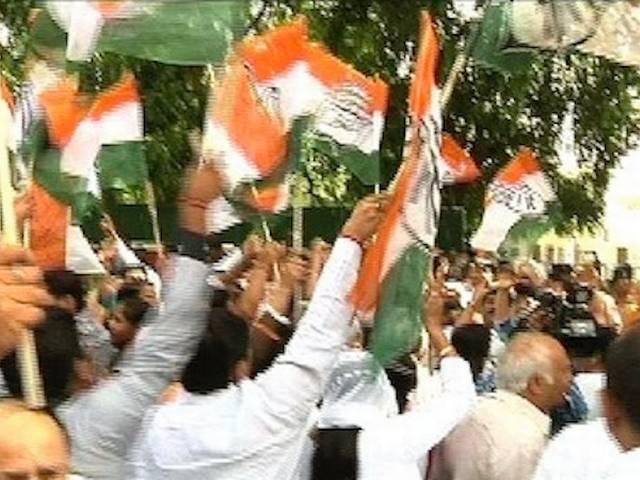 रेल बजट से नाराज कांग्रेस कार्यकर्ताओं का रेल मंत्री गौड़ा के घर हंगामा, कार रोकी, नेम प्लेट तोड़ी rail_budget_modi_government_bjp_congress
