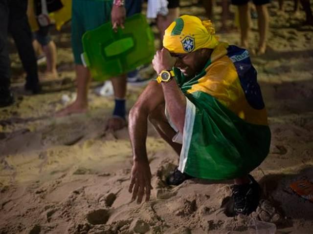 शर्मनाक हार के बाद आंसू नहीं रोक सके ब्राजील के समर्थक Brazil_fifa_worldcup_2014