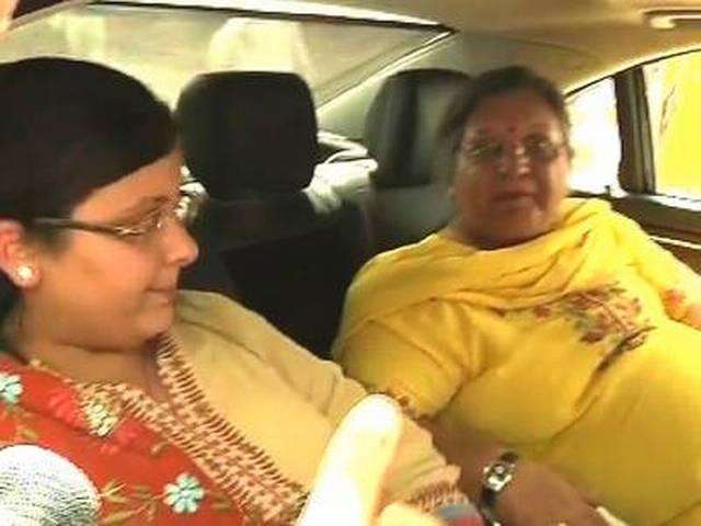 बजट के दिन पीले रंग के परिधान में जेटली का परिवार budget_jaitley