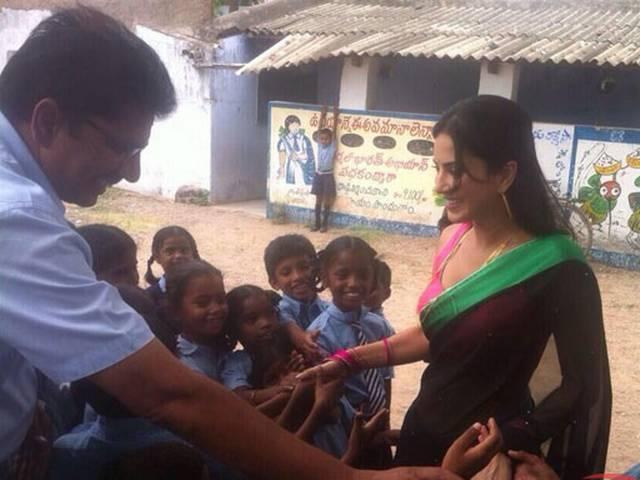 स्कूली बच्चों से मिली टीचर बनीं ग्लैमरस सनी लियोनी sunny_leone_school_teacher