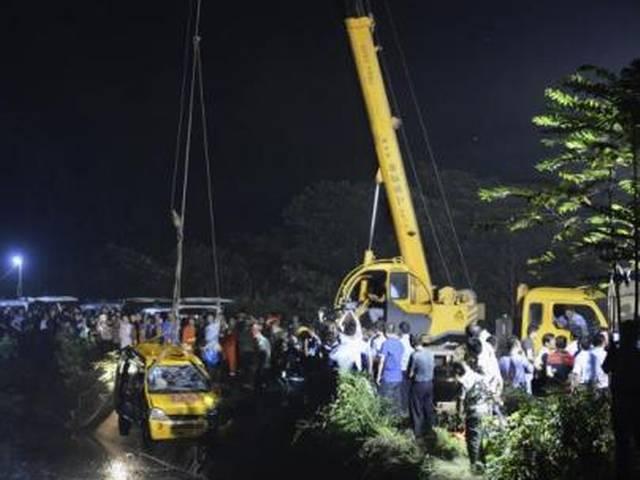 चीन में स्कूली वैन दुर्घटनाग्रस्त, 11 की मौत china_school_van_accident_11_died