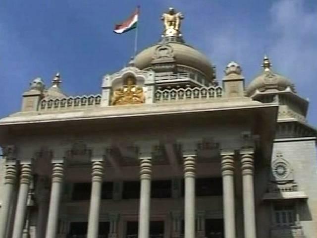 कर्नाटक में विधायकों की कमेटी ने रेप के लिए मोबाइल को बताया जिम्मेदार, स्कूल-कॉलेज में बैन करने की सिफारिश rape_karnatak_mla
