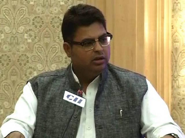 महिला सुरक्षा पर यूपी के मंत्री अभिषेक मिश्रा का अजीब बयान, कहा-सोते समय महिला पर पति तेजाब डाल दे तो क्या करें rape_up_abhishek_mishra