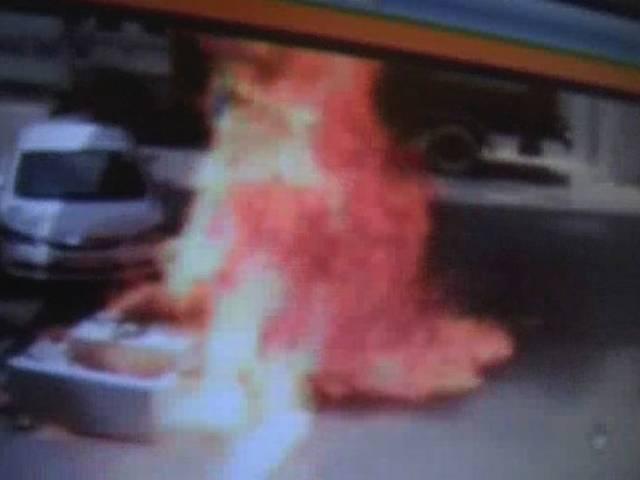 दिल्ली के वसंतकुंज के पेट्रोल पंप में भीषण आग, गाड़ी में पाइप के फंसने से उखड़ गई मशीन delhi_petrol_pump