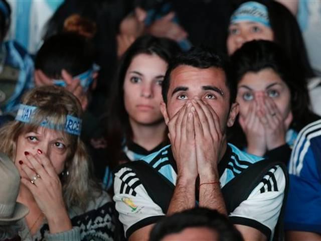 फीफा: हार के बाद आंसूओं, मस्ती और हिंसा में डूब गया अर्जेंटीना Argentina_Police officers detain several men after riot police fired tear gas