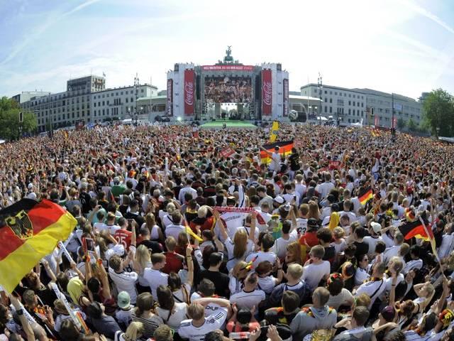 जर्मनी की विश्व चैम्पियन टीम का स्वागत करने उमड़ा जनसैलाब German_national_soccer_team_reaches_Home