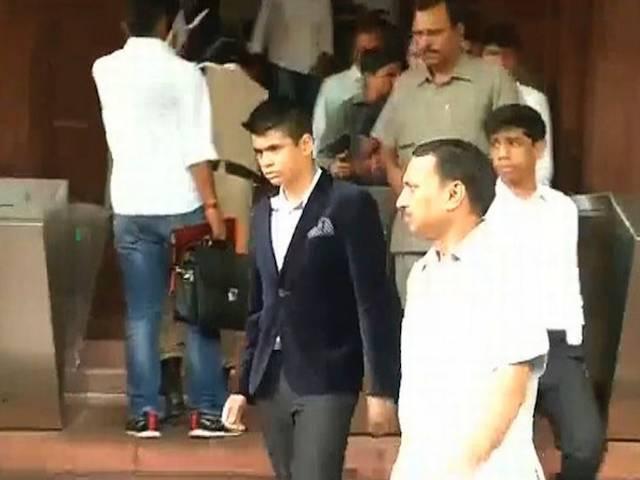 संसद पहुंचे प्रियंका गांधी के बेटे रेहान priyanka_gandhi_son_reached_parliament_to_see