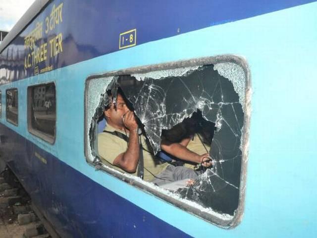 बिहार में चलती ट्रेन में यात्रियों से लूटपाट robbery_in_bihar_chapra_tata_link_exp