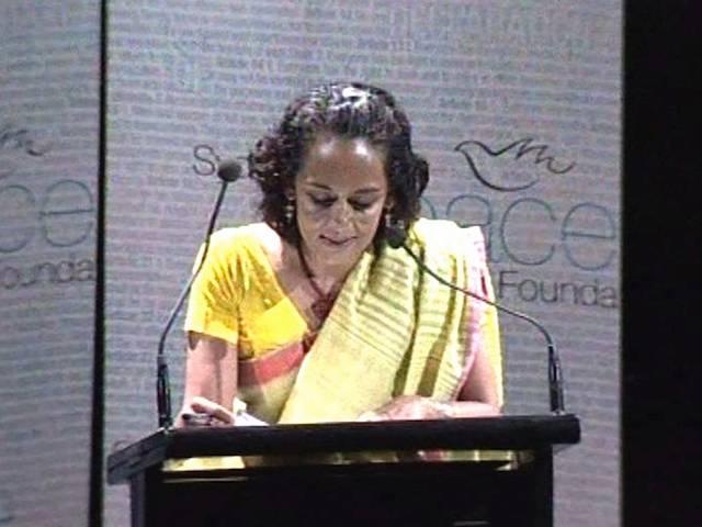 अरुंधति रॉय ने दिया विवादित बयान, कहा- महात्मा गांधी जातिवादी थे mahatma gandhi_arundhati roy
