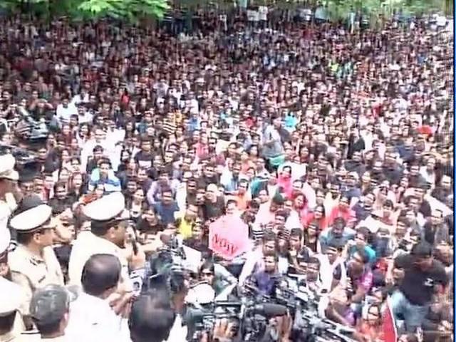 बैंगलोर के स्कूल में बच्ची से बलात्कार के केस में दो आरोपी हिरासत में, बच्ची से बेरहमी पर फूटा लोगों का गुस्सा Bangalore school sexual assault case : Protesters gather near a Police station