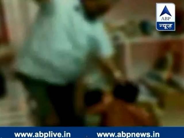 तीन नेत्रहीन छात्रों की बेरहमी से पिटाई का वीडियो सार्वजनिक blind_student vedio_teacher arrest