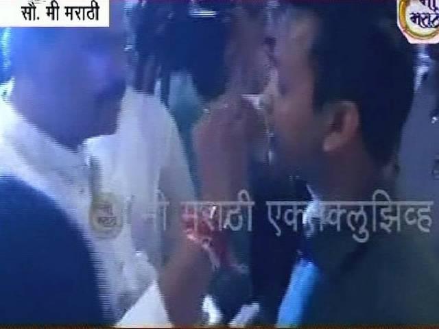 रमज़ान में मुस्लिम कर्मचारी को जबरन रोटी खिलाने वाले शिवसेना सांसद ने मांगी माफी Sena MPs ‘force’ fasting Muslim staffer to eat chapati