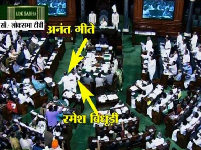जबरन रोजा खुलवाने पर संसद में हंगामा Roza_Parliament_Shiv-sena_Maharashtra sadan_