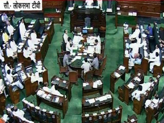 रोजे के दौरान रोटी खिलाने पर शिवसेना पर चौतरफा हमला, आज भी संसद में हंगामे के आसार forcing_eating_parliament
