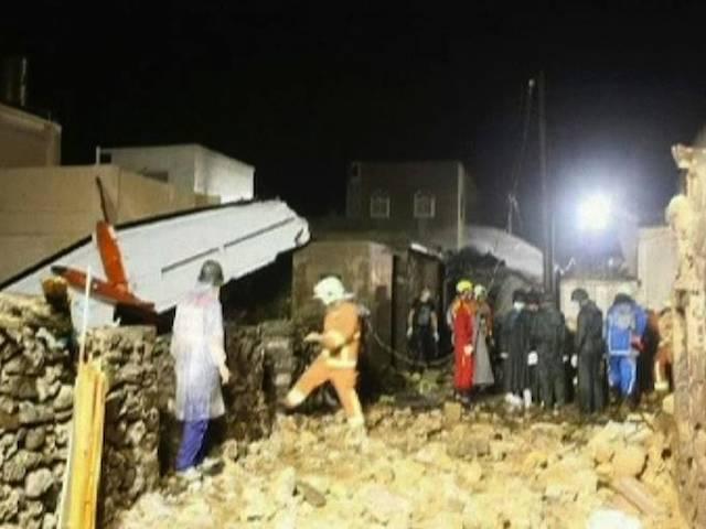 ताइवान में तूफान के बीच विमान घर पर घिरा, 47 की मौत, 12 जख्मी Plane crashes in Taiwan people killed