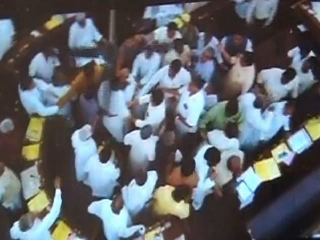 बिहार विधान परिषद में बीजेपी-जेडीयू विधायकों के बीच जमकर हुई हाथापाई, मारपीट और गाली गलौज Bihar Vidhan Preeshad hungama