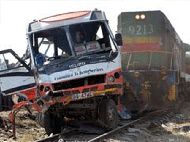 तेलंगाना में रेलगाड़ी-बस की टक्कर में 19 बच्चों की मौत Train_bus_collision_kills_19_school_kids_in_Telangana