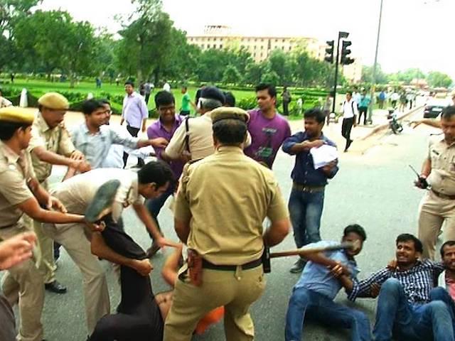 क्या आईएएस बनने के लिए अंग्रेजी जरूरी है? upsc_ias_dispute_english