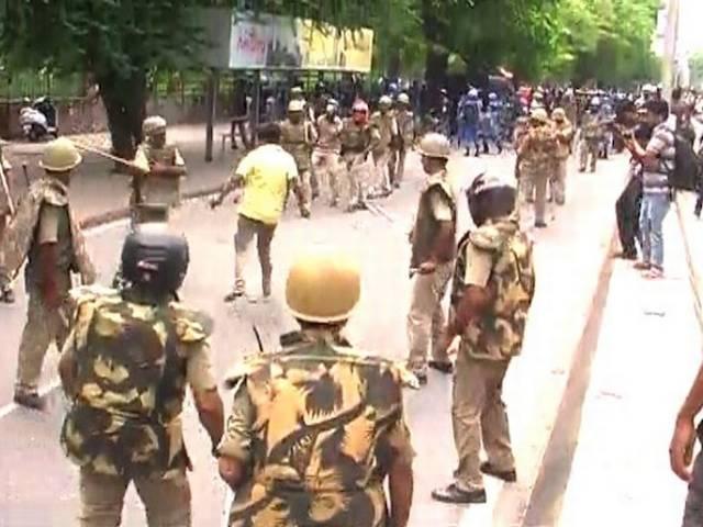लखनऊ में प्रदर्शन करने वालों ने पुलिसवालों को दौड़ा दौड़कर पीटा lucknow_police_upp