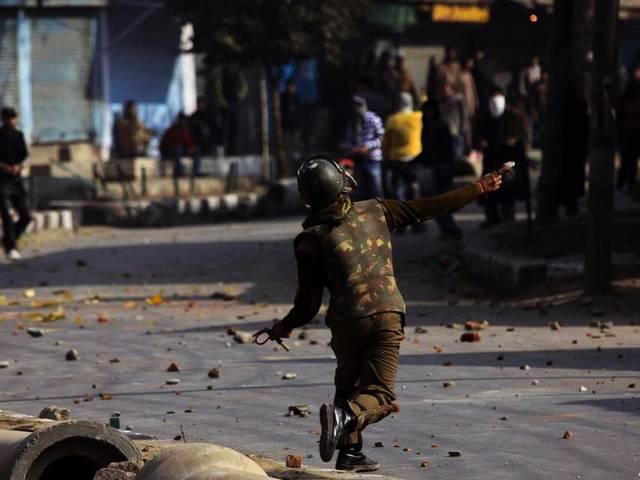 कश्मीर में ग्रेनेड हमले में पुलिसकर्मी की मौत _Policeman _killed _in _a _grenade _attack