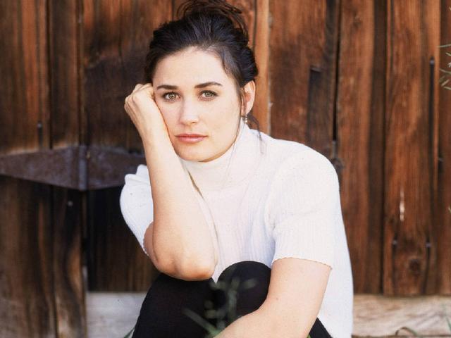 बेटी की बात मान पारिवारिक छूट्टी पर ब्यायफ्रेंड को लाने की दी इजाजत _Demi _Moore _allows _daughter _to _take _her _boy _friend _on _family _vocation