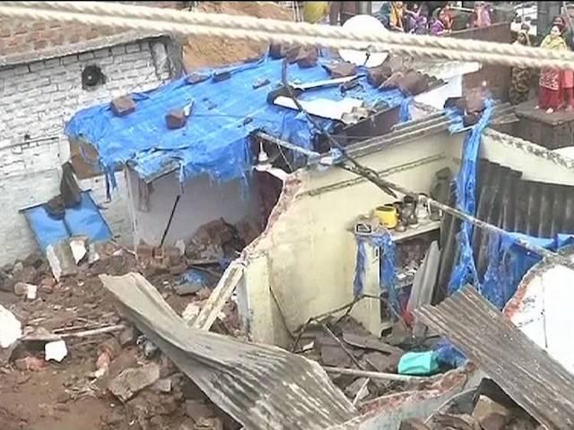 वडोदरा में मकान ढहने से एक परिवार के तीन सदस्यों की मौत vadodara_wall_collapse