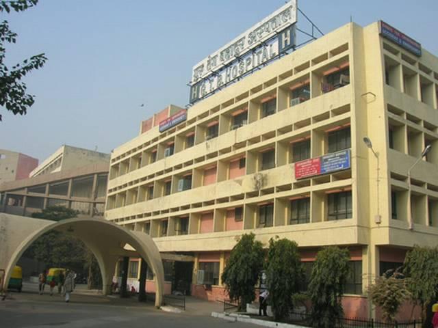 दिल्ली में प्रेग्नेंट वूमन ने अस्पताल के बाहर ही बच्चे को दिया जन्म delhi_gtb_website